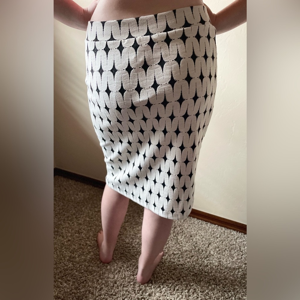 🆕 Renee C Geometric Gray and Off White Leena Printed Pencil Midi Skirt | Large - Picture 3 of 6